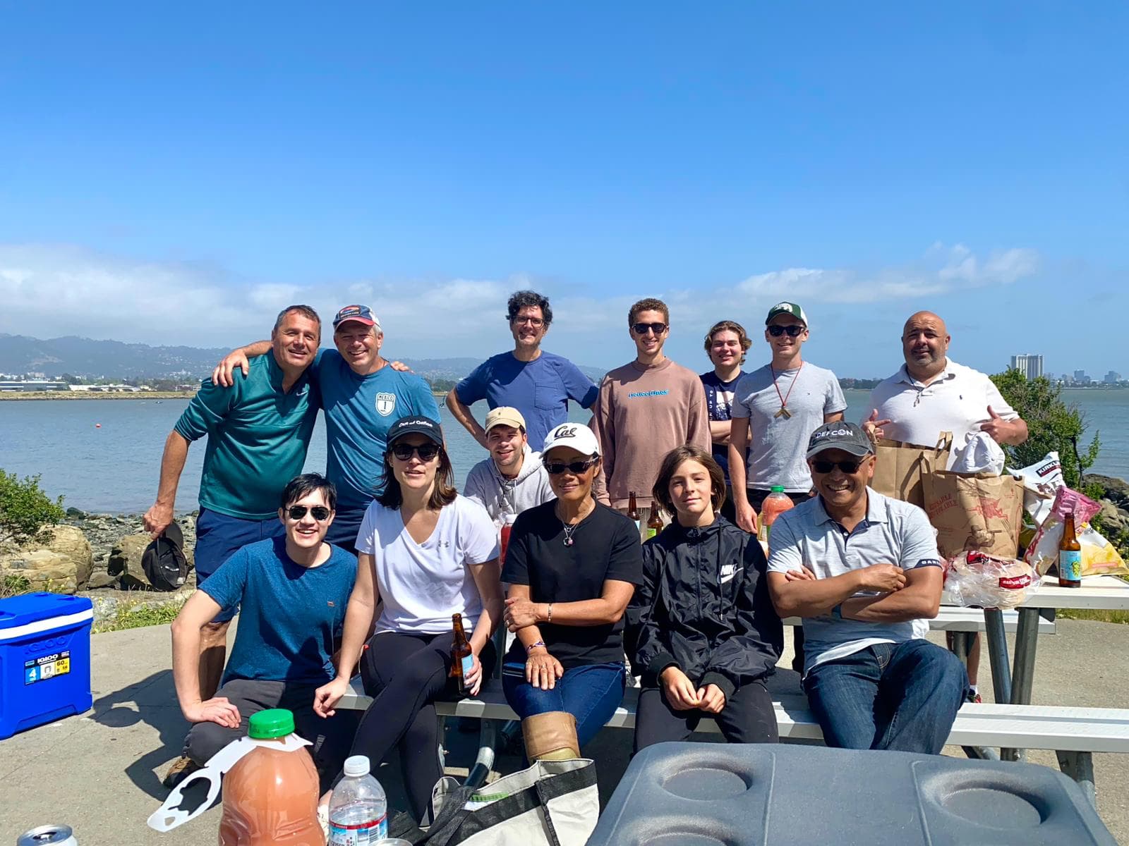 Un group de GADZ autour d'un picnic après une sortie de Voile